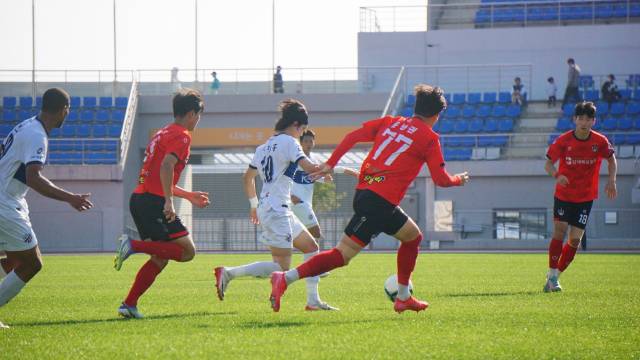 김해FC가 지난해 10월 경남 김해종합운동장에서 시흥시민축구단과 경기를 치르는 모습. 김해시 제공