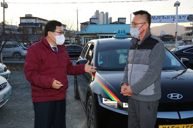 ▲ 경주시가 택시 운송원가 상승과 운송 여건 변화를 반영해 다음달 1일부터 택시 기본요금을 기존 4000원에서 4500원으로 변경키로 했다. 사진은 주낙영 시장(왼쪽)이 택시 운수종사자와 만나 현장 의견을 청취하고 있는 모습. 경주시