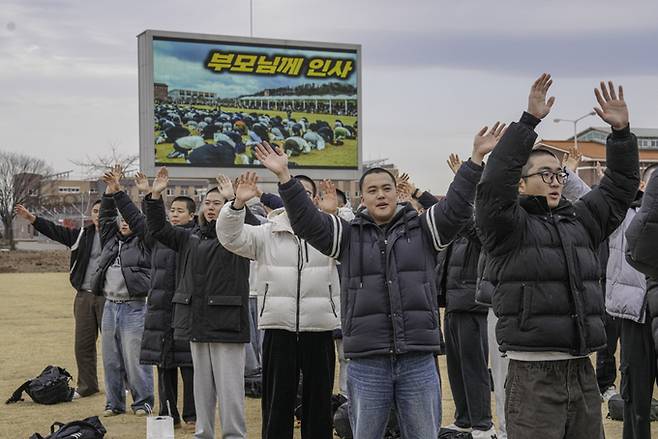 ▲ 병오년 첫 해병기수인 1326기 1250여 명이 26일 해병대 교육훈련단 행사연병장에서 입영식 중 손을 흔들며 부모님께 인사하는 모습. 해병대 교육훈련단 제공