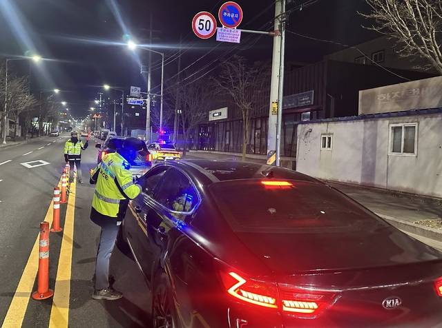 지난 23일 밤 구미경찰서가 경북경찰청 기동대와 합동으로 구미시 원평동 일대에서 음주단속을 실시하고 있다. 구미경찰서 제공