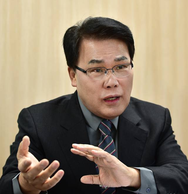 6·3 지방선거 대구시장 출마를 선언한 이재만 전 동구청장이 대구일보와의 인터뷰에서 대구·경북 행정통합 등 주요 현안에 대해 견해를 밝히고 있다. 김진홍 기자