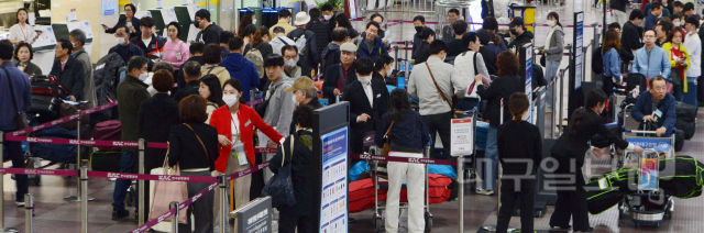휴가 이틀을 내면 9일 가량 쉴 수 있는 이번 설 황금 연휴 역시 해외여행 수요가 매우 높은 것으로 나타났다. 가장 큰 인기를 끌고 있는 일본 노선을 비롯해 중화권, 동남아 노선 역시 인기를 끌고 있다. 사진은 2023년 4월 대구공항 국제선 탑승객들이 체크인하기 위해 기다리고 있는 모습. 대구일보 DB