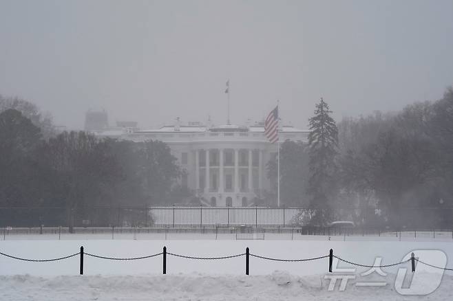 25일(현지시간) 미국 전역에 걸쳐 겨울 폭풍이 몰아친 가운데, 워싱턴DC 백악관 일대에도 폭설이 내리고 있다. 2026.01.25. ⓒ 로이터=뉴스1 ⓒ News1 류정민 특파원