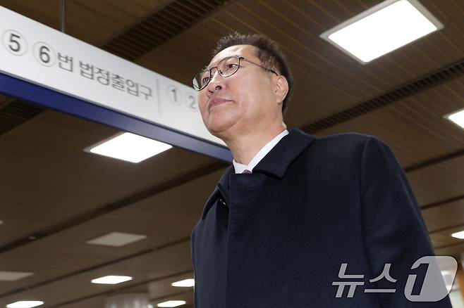 박성재 전 법무부 장관이 26일 서울 서초구 서울중앙지법에서 열린 내란 중요임무 종사 및 직권남용, 부정청탁금지법 위반 혐의 사건의 첫 공판 기일에 출석하고 있다. 2026.1.26/뉴스1 ⓒ News1 박지혜 기자