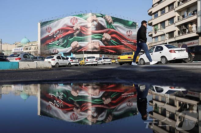 24일(현지시간) 이란 테헤란의 한 건물에 이란 국기가 그려진 광고판이 걸려 있다. 2026.01.24. ⓒ 로이터=뉴스1 ⓒ News1 이정환 기자