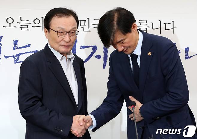 악수하는 조국과 이해찬 2019.9.17/뉴스1 ⓒ News1 이종덕 기자