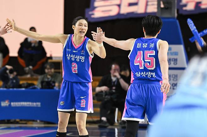 용인 삼성생명의 이해란(왼쪽)과 가와무라 미유키가 26일 용인실내체육관에서 열린 2025-26 여자프로농구 인천 신한은행전에서 함게 기뻐하고 있다. (WKBL 제공)
