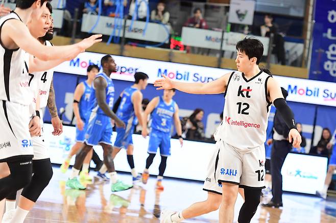 수원 KT는 26일 대구체육관에서 열린 2025-26 프로농구 대구 한국가스공사전에서 75-74로 승리했다. 사진은 결승점을 기록한 문정현(오른쪽). (KBL 제공)