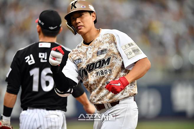 키움 송성문이 7일 서울 고척스카이돔에서 열린 2023 KBO리그 LG와 경기에서 6회말 1사 2루에서 1타점 좌전안타로 출루하며 환호하고 있다. 사진 | 스포츠서울DB