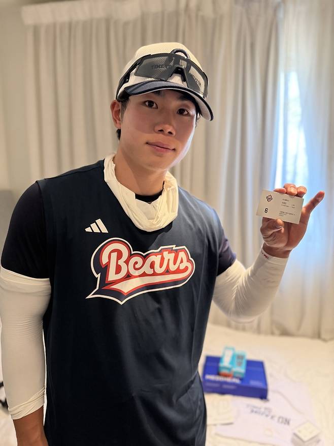 명함을 들고 포즈를 취한 두산 오명진. 사진 | 두산 베어스