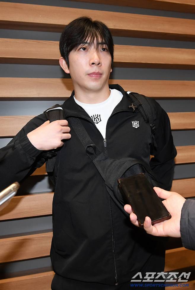 KT 위즈 선수단이 21일 인천국제공항을 통해 스프링캠프가 열리는 호주로 출국했다. 오원석이 인터뷰를 하고 있다. 인천공항=박재만 기자 pjm@sportschosun.com/2026.01.21/