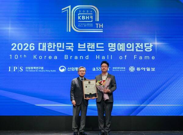 지난 22일 김정훈 KT&G NGP사업본부 국내플랫폼팀장(오른쪽)이 표정호 서울과학종합대학원대학교 부총장과 기념사진 촬영을 하는 모습