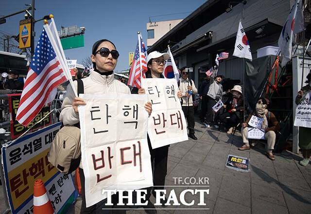 2030세대의 보수화의 실체는 무엇이고 분노를 참여의 원동력으로 만드는 기제는 무엇일까. 윤석열 대통령 탄핵심판 선고기일이 발표된 지난해 4월 1일 오후 서울 종로구 헌법재판소 인근에서 지지자들이 탄핵 반대 집회를 펼치고 있다. /장윤석 기자