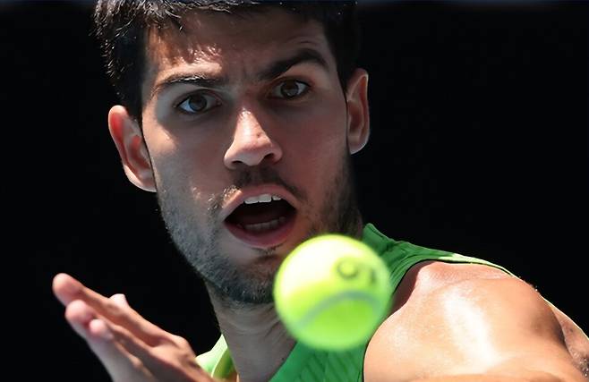 호주오픈 첫 우승을 노리는 카를로스 알카라스. 27일 홈코트의 알렉스 드 미노와의 8강전이 고비다. 사진 호주오픈