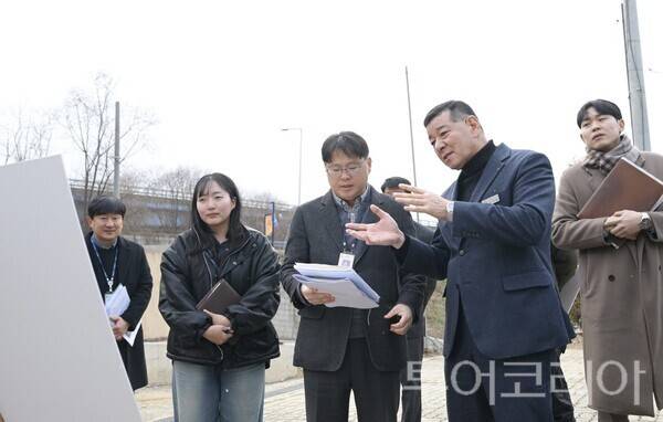 ▲최원철(오른쪽 두 번째) 공주시장이 지난 23일 월송동 시민과의 대화에 앞서, 공사가 한창 진행 중인 석장리 세계 구석기공원을 관계자들과 함께 찾아 사업 현장을 살펴보고 있다. /사진-공주시