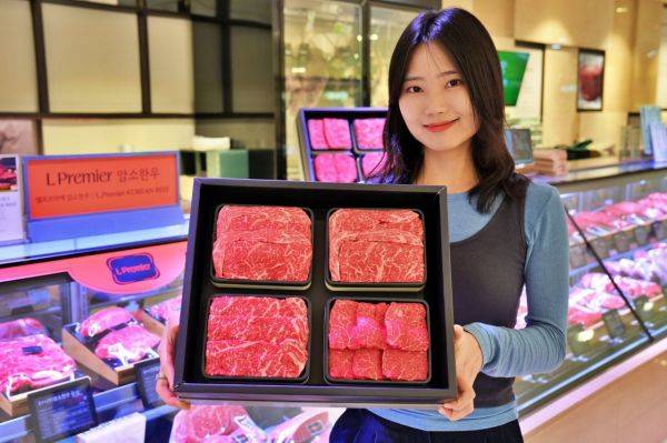 모델이 2026 설 한우 선물세트를 들고 있다. 롯데백화점 제공.