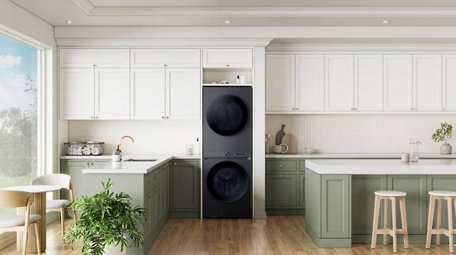해외 매체서 '2026년 최고의 제품'으로 호평 받은 삼성전자 '비스포크 AI 원바디' 결합형 세탁건조기의 라이프스타일 이미지. 삼성전자