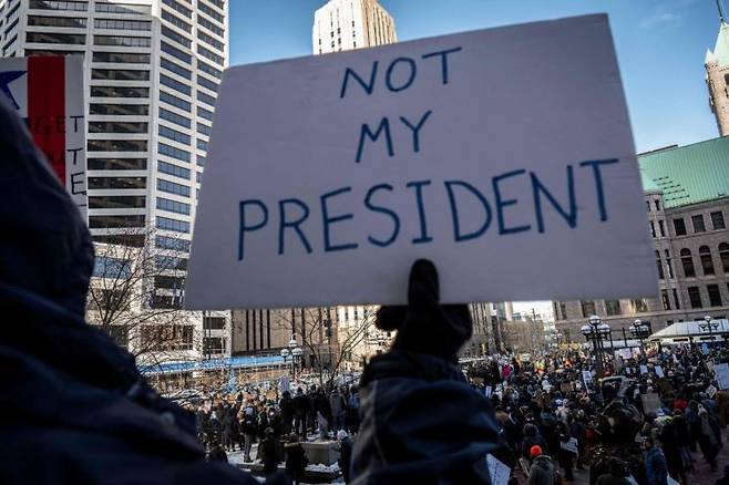 ICE의 강경 진압으로 인해 시민 두명이 총격으로 사망한 가운데, 정치권을 넘어 사회 각계의 비판도 잇따르고 있다. AFP연합뉴스