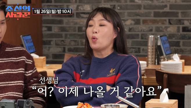 26일 방송되는 TV CHOSUN '조선의 사랑꾼'에서는 다섯 아이의 엄마인 정주리가 45세에 둘째를 임신한 박은영을 만나 파격적인 자연분만 노하우를 전수한다. 정주리는 "배변하는 느낌으로 힘을 줘야 한다"는 현실적인 조언과 함께, 넷째 출산 당시 남편이 올 때까지 출산을 참았다가 남편을 보자마자 낳았다는 믿기 힘든 '타이밍 조절' 일화를 공개해 제이쓴을 놀라게 했다. 또한, 스스로를 '주리 목장'이라 칭하며 매운 라면을 먹던 아들이 모유를 찾아 마신 에피소드를 공개, '조선의 사랑꾼' 현장을 초토화시켰다.