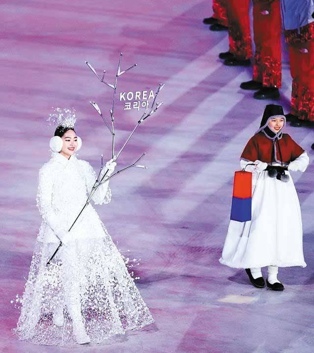 2018 평창 동계올림픽 개막식에서 피켓요원이 눈꽃 요정 드레스를 입고 있다. /조선일보DB