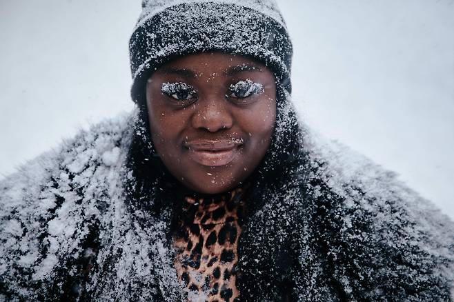 미국 전역에 몰아친 눈폭풍으로 피해가 커지고 있다. 마이애미 출신의 셰일라 헤이스(25)가 25일 눈폭풍이 몰아치는 타임스스퀘어 앞에서 포즈를 취했다./AFP 연합뉴스