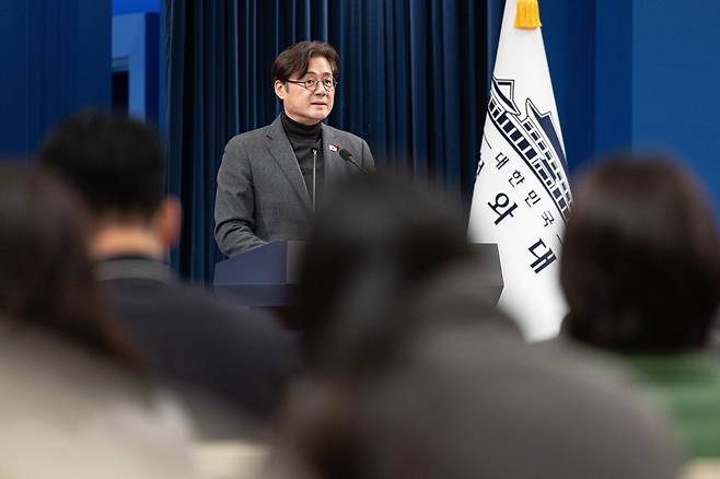 홍익표 청와대 정무수석이 25일 청와대 춘추관에서 이재명 대통령이 이혜훈 기획예산처 장관 후보자를 지명 철회했다고 말하고 있다./뉴스1