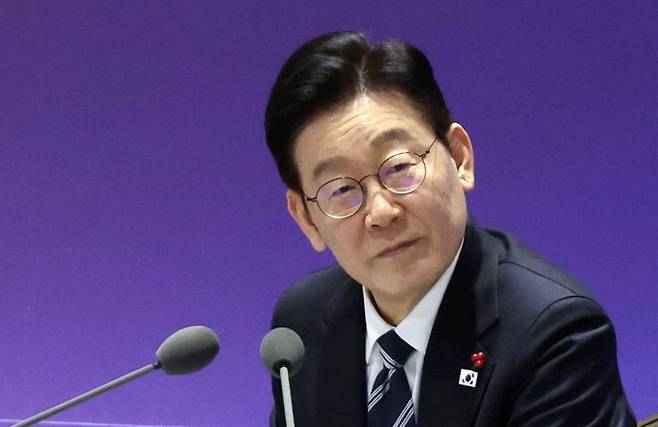 이재명 대통령이 계속 오르는 주택 가격을 안정시키기 위해 부동산 세제 개편을 시작했다. 사진은 지난 1월 23일 울산전시컨벤션센터 타운홀 미팅에서 참석자의 발언을 듣는 모습./뉴스1