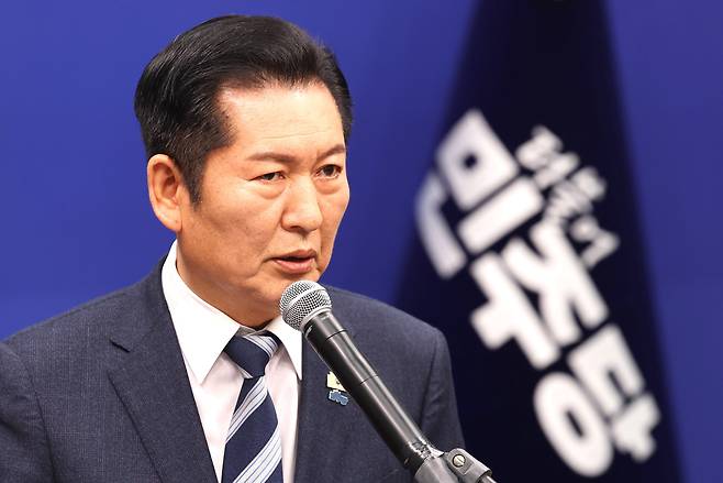 정청래 더불어민주당 대표는 오는 6월 지자체 선거를 앞둔 상황에서 조세저항이 예상되는 부동산 세제 개편을 추진할 가능성이 높지 않다. 사진은 정 대표가 지난 1월 22일 국회에서 기자회견을 하는 모습./뉴스1