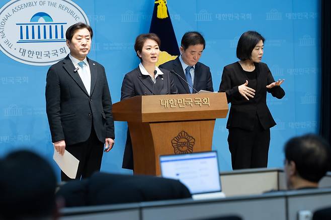 이언주, 황명선, 강득구 더불어민주당 최고위원이 23일 서울 여의도 국회 소통관에서 정청래 대표의 조국혁신당과의 합당 제안과 관련해 규탄 및 사과를 촉구하는 기자회견을 하고 있다. /뉴스1