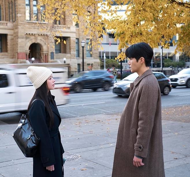 헤링본 소재의 발마칸 코트부터 트렌치 코트까지, 극 속 주호진의 코트 스타일링이 돋보인다. 넷플릭스.