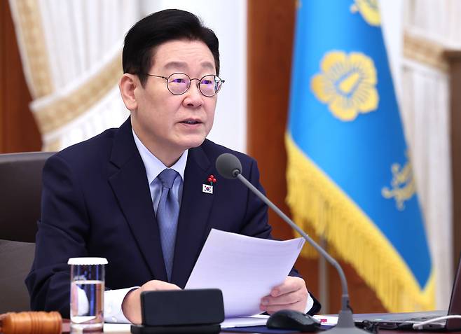 고환율이 장기화하면서 제3차 외환위기가 벌어지고 있지만 이재명 대통령은 선거를 앞두고 재정자금을 잔뜩 풀면서 환율위기를 가속시키고 있다는 지적을 받고 있다. 사진은 지난 1월 15일 청와대 수석보좌관회의에서 발언하는 모습./뉴스1