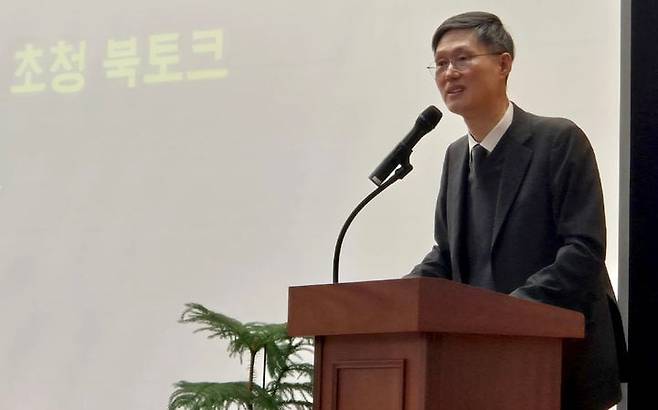 문형배 전 헌법재판소장 권한대행이 26일 광주 동구 광주고법 대회의실에서 열린 '2026년 광주고법·지법 새해맞이 명사 초청 북토크'에 참석해 강연하고 있다. /뉴시스