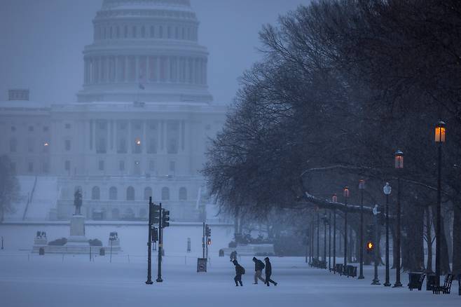 25일(현지 시각) 미국 워싱턴DC의 거리를 시민들이 걷고 있다./EPA 연합뉴스