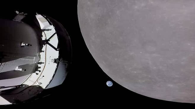 2022년 오리온 우주선에서 바라본 달과 지구. 지구가 달의 지평선 너머로 사라지는 모습이다./NASA