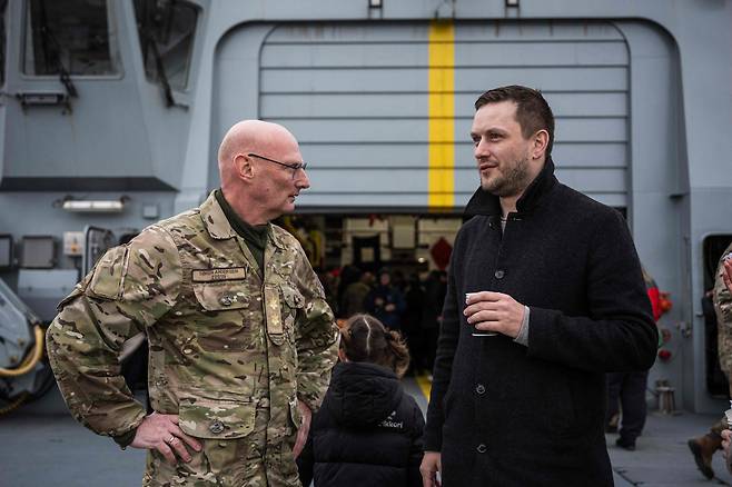 옌스 프레데릭 닐슨 그린란드 총리(오른쪽)가 24일 덴마크 왕립 해군 함정을 방문해 이야기를 나누고 있다. /연합뉴스