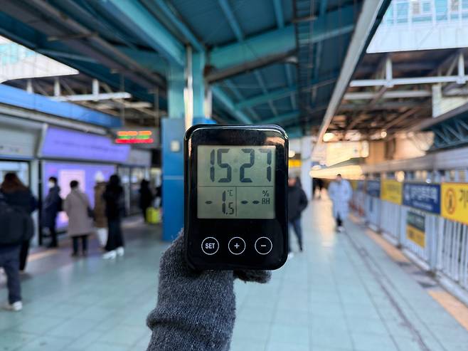 23일 오후 3시 27분쯤 서울 구로구 신도림역 1호선 승강장 내 온도. /이호준 기자