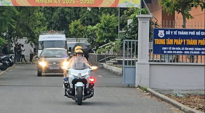 26일(현지 시각) 오후 베트남 호찌민시 법의학센터에서 이해찬 민주평화통일자문회의 수석부의장의 시신을 실은 장례차(흰색) 등 차량 행렬이 경찰 오토바이들의 호위 속에서 떤선녓 국제공항으로 향하고 있다./연합뉴스
