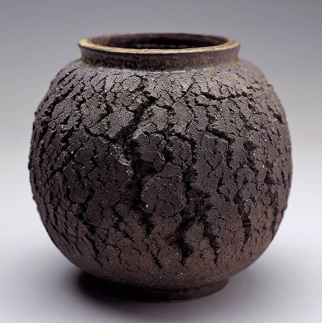 이종수 '겉터진 항아리', 2007, 점토질, 28x29cm. 이응노미술관 제공