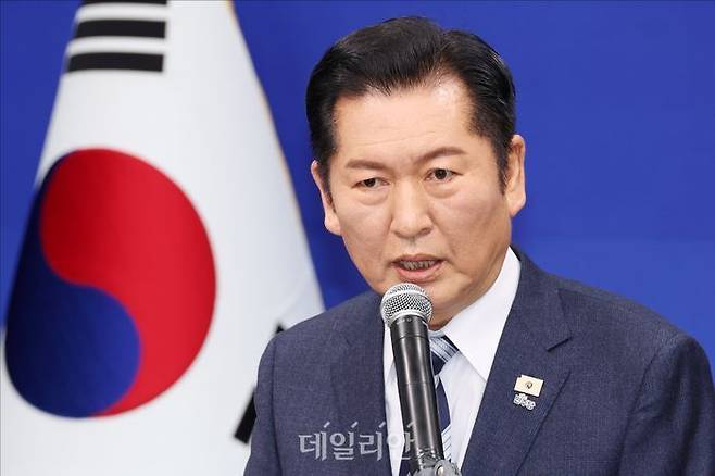 정청래 더불어민주당 대표가 지난 22일 오전 서울 여의도 국회에서 열린 긴급 기자회견에서 조국혁신당에 합당을 제안하고 있다. ⓒ데일리안 홍금표 기자