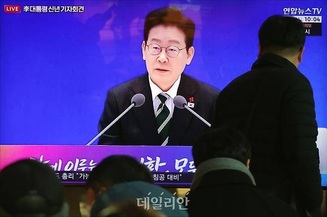 지난 21일 오전 서울 용산구 서울역에서 시민들이 이재명 대통령의 2026년 신년 기자회견 생중계를 시청하고 있다. ⓒ데일리안 홍금표 기자