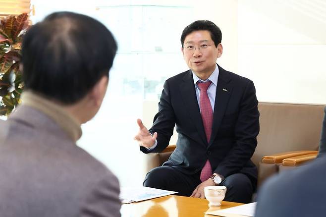 이상일 용인특례시장이 26일 김윤덕 국토교통부장관에게 반도체 국가산업단지 추진을 포함해 7개의 지역 현안을 건의하고 있다. ⓒ 용인시 제공