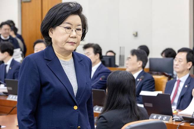 이혜훈 기획예산처 장관 후보자가 23일 서울 여의도 국회에서 열린 제431회국회(임시회) 재정경제기획위원회 인사청문회에 출석 선서문을 임이자 위원장에게 제출한 뒤 자리로 향하고 있다. 2026.1.23/국회사진기자단
