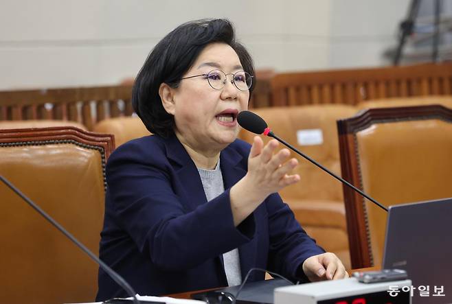 이재명 대통령이 25일 서울 서초구 원펜타스 아파트 부정청약 의혹, 장남 대입 논란 등 각종 의혹에 휩싸인 이혜훈 기획예산처 장관 후보자에 대한 지명을 철회했다. 지난해 12월 28일 이 후보자에 대한 인선이 발표된 지 28일 만이다. 사진은 23일 국회 인사청문회 당시 이 후보자가 답변하고 있는 모습. 장승윤 기자 tomato99@donga.com