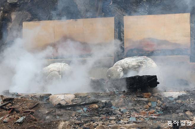 26일 서울 노원구 수락산에서 산불이 발생했다. 이날 화재로 수암사 대웅전이 소실됐다. 대웅전에 있던 불상. 김재명 기자 base@donga.com