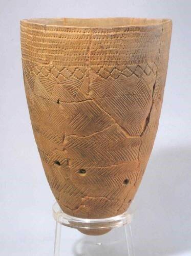 한반도 신석기 시대 빗살무늬토기. 조수 간만의 차가 크고 모래사장과 펄이 발달한 서해안 지형에 대응하기 위해 바닥을 V자형으로 뾰족하게 만든 것이 특징이다. 국립중앙박물관 제공