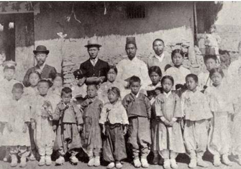 1906년 백범 김구 선생이 황해도 은율군 광진학교에서 교사로 재직하던 시절 모습. 백범김구기념사업회 제공