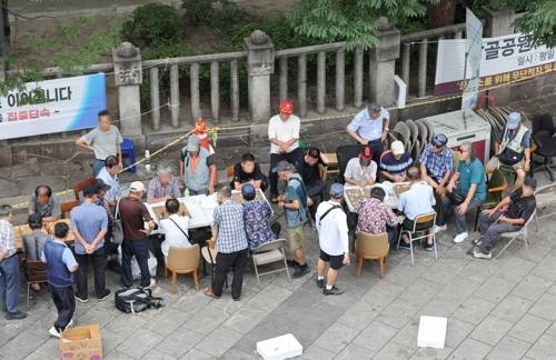서울 종로구 탑골공원 인근 어르신들 모습. [연합뉴스]