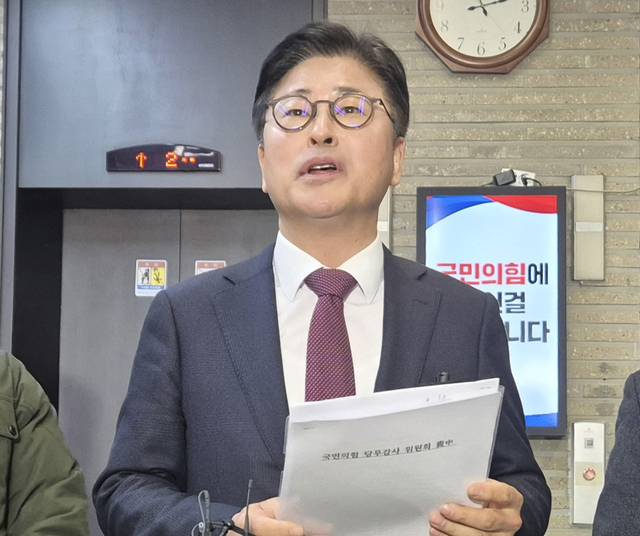 김종혁 전 국민의힘 최고위원이 19일 서울 여의도 중앙당사에서 열린 윤리위원회에 출석한 뒤 취재진과 인터뷰하고 있다. [연합뉴스]