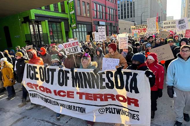 25일(현지시간) 미 미네소타주 미니애폴리스에서 시위대가 전날 이민세관단속국(ICE)의 총격으로 미국 시민권자 알렉스 프레티가 사망한 것에 항의하고 있다.AP뉴시스