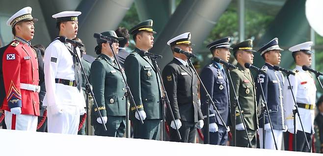 지난해 10월 1일 충남 계룡대 대연병장에서 열린 건군 77주년 국군의 날 기념행사에서 2025년 병역명문가로 선정된 가문의 현역 장병들이 애국가를 부르고 있다. 연합뉴스